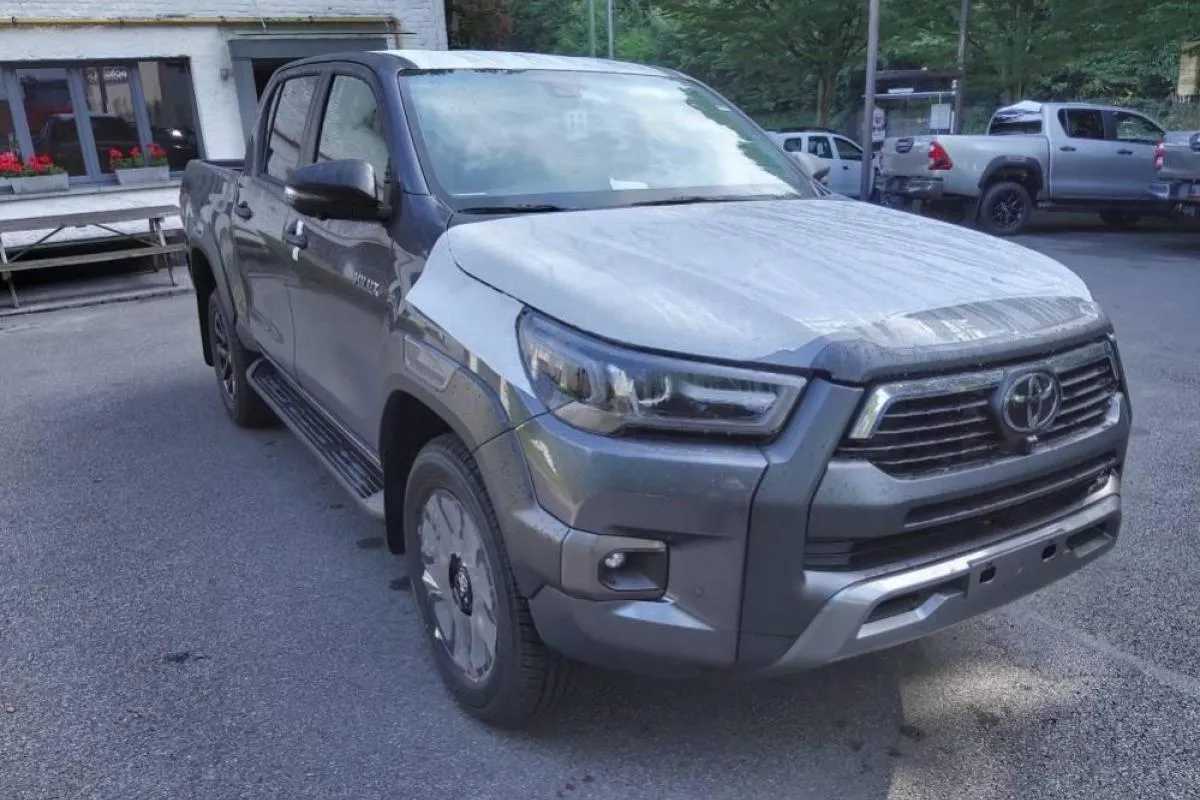 TOYOTA HILUX